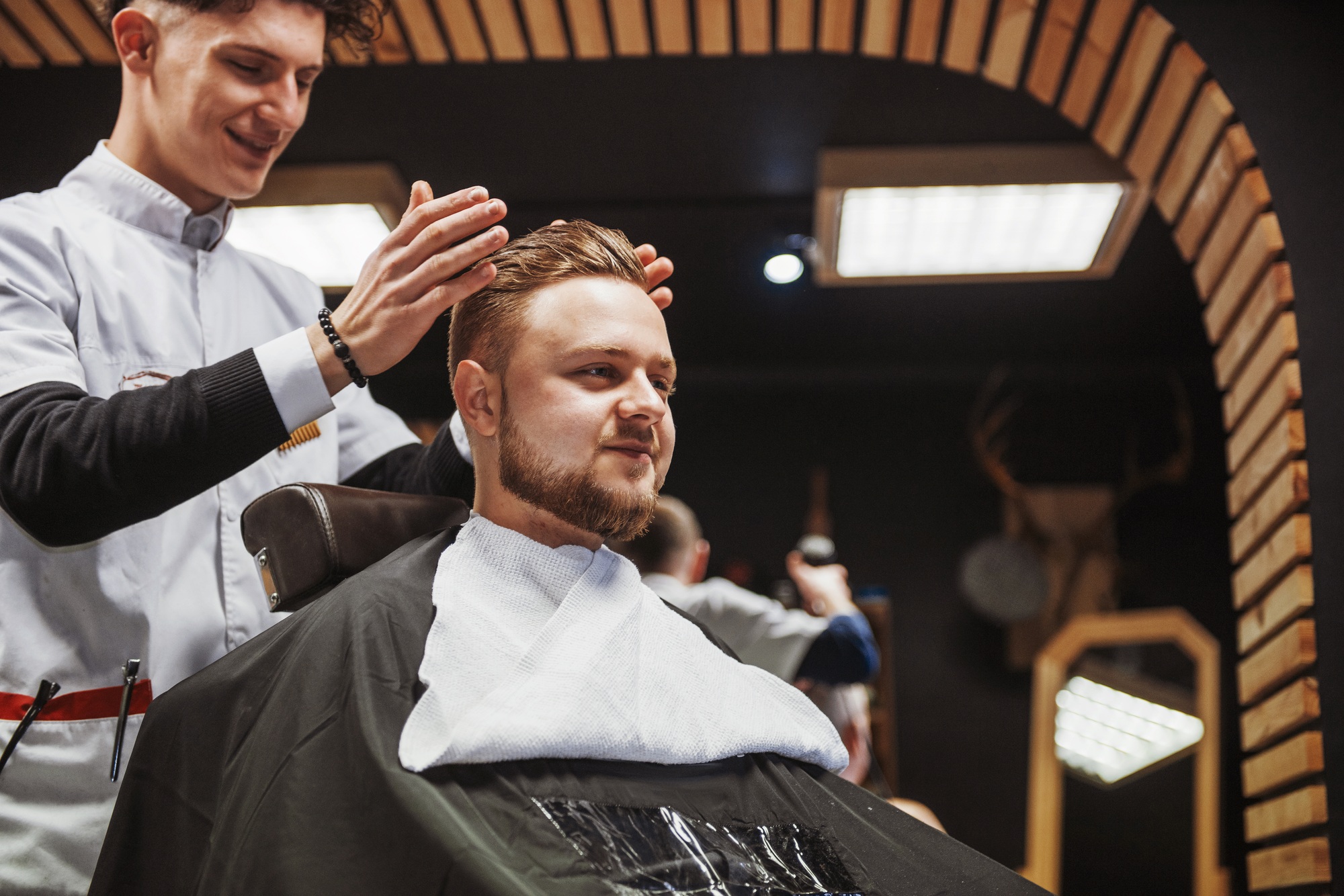 Inicio 3 Men's hairstyling and haircutting in a barber shop or hair salon.